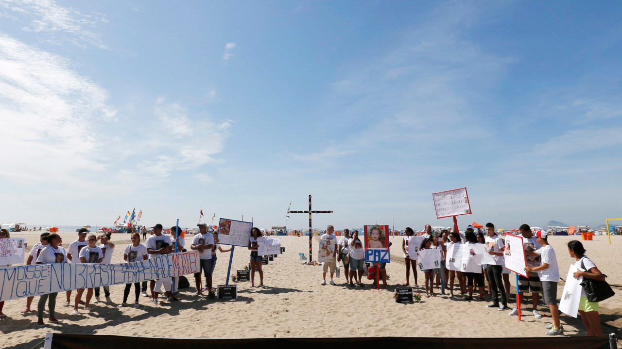 Protesto da ONG Rio de Paz pelas crianças mortas por balas perdidas, na praia de Copacabana, no Rio de Janeiro - 25/01/2015