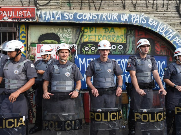 Polícia Militar acompanha o protesto contra contra o aumento das tarifas do transporte, em São Paulo - 16/01/2015