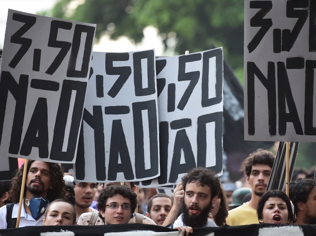 Manifestantes caminham pelo centro de São Paulo em protesto contra o aumento das tarifas do transporte público na cidade - 16/01/2015