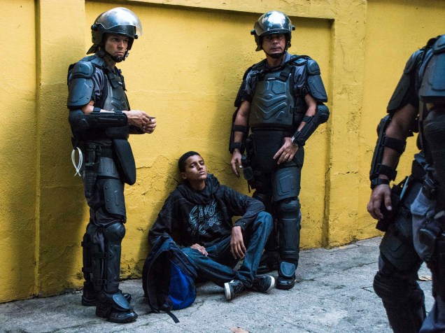 Manifestante é detido na região central de São Paulo, durante protesto do Movimento Passe Livre contra o aumento da tarifa do transporte público na cidade - 16/01/2015