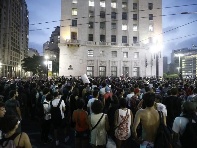 Manifestantes se concentram em frente à sede da Prefeitura de São Paulo, durante ato do Movimento Passe Livre contra o aumento da tarifa do transporte público - 16/01/2015