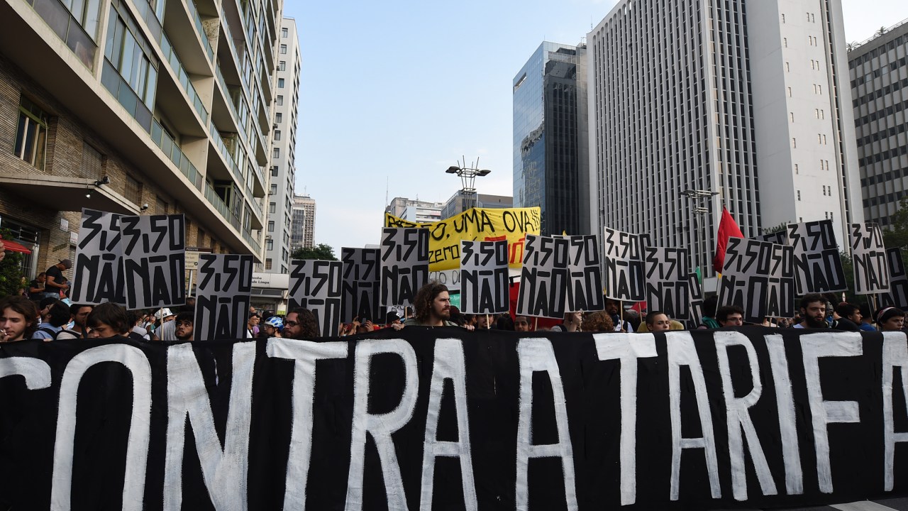 Manifestantes caminham pela Avenida Paulista em direção à Prefeitura de São Palo durante protesto contra o aumento das tarifas do transporte público na cidade - 16/01/2015