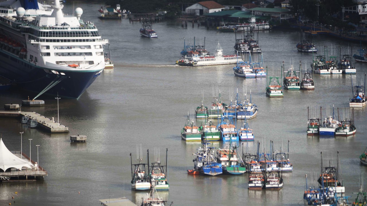 Barcos impedem a entrada e saída de embarcações no Complexo Portuário de Itajaí (SC). O setor exige a revogação da portaria 445 do Ministério do Meio Ambiente que impede a pesca de centenas de espécies consideradas ameaçadas de extinção - 05/01/2015