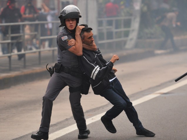 Manifestante é detido durante protesto contra o aumento das tarifas do transporte público em São Paulo - 12/01/2016