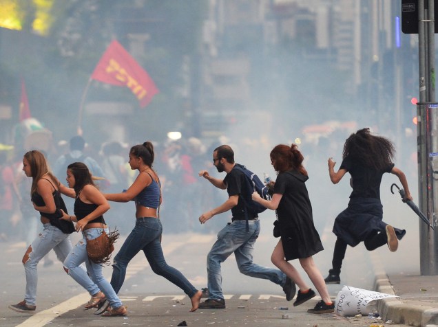 Manifestantes e a PM entram confronto na avenida Paulista durante protesto contra o aumento do valor das tarifas do transporte público na cidade de São Paulo - 12/01/2016