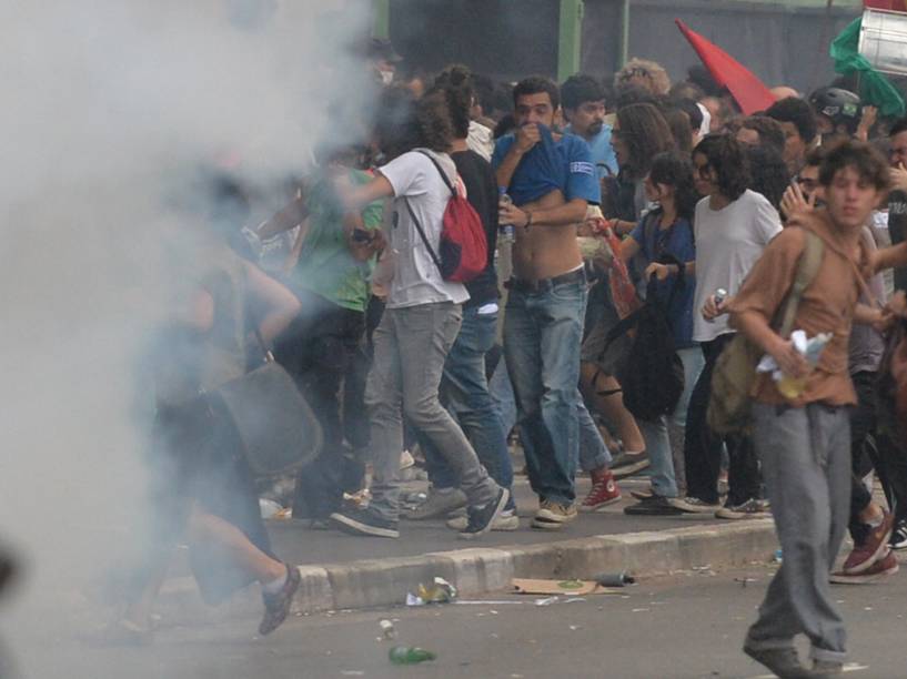 Manifestantes e a PM entram confronto na avenida Paulista durante protesto contra o aumento do valor das tarifas do transporte público na cidade de São Paulo - 12/01/2016