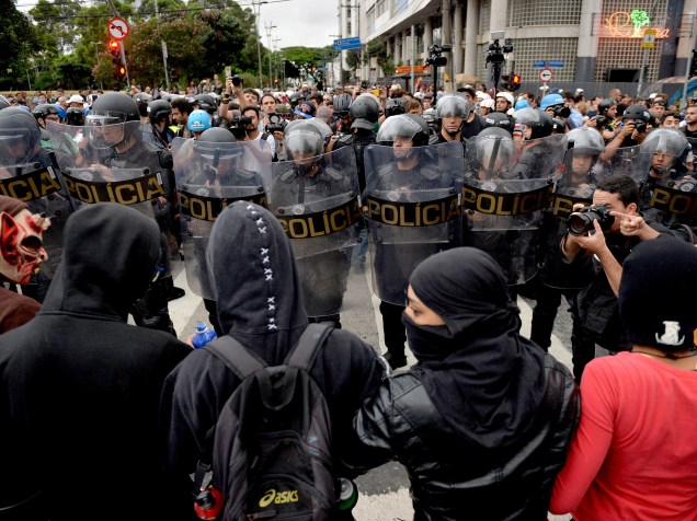 PM faz cordão de segurança entre manifestantes durante protesto contra o aumento do valor das tarifas do transporte público na cidade de São Paulo - 12/01/2016