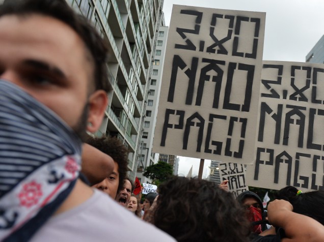 Manifestantes se concentram na avenida Paulista para protesto contra o aumento do valor das tarifas do transporte público na cidade de São Paulo - 12/01/2016