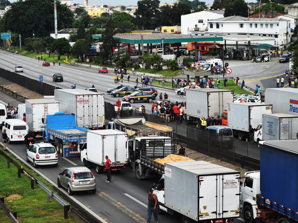 Caminhoneiros protestam na rodovia Presidente Dutra, em Guarulhos, na Grande São Paulo - 27/02/2015