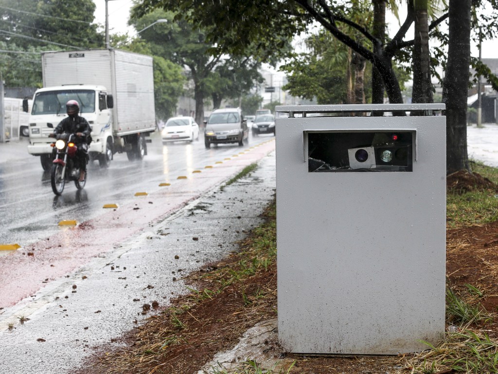 Radar móvel instalado no canteiro da avenida Vereador Abel Ferreira, sentido centro/bairro, altura do número 471, na zona leste de São Paulo. O vidro de proteção do radar foi danificado