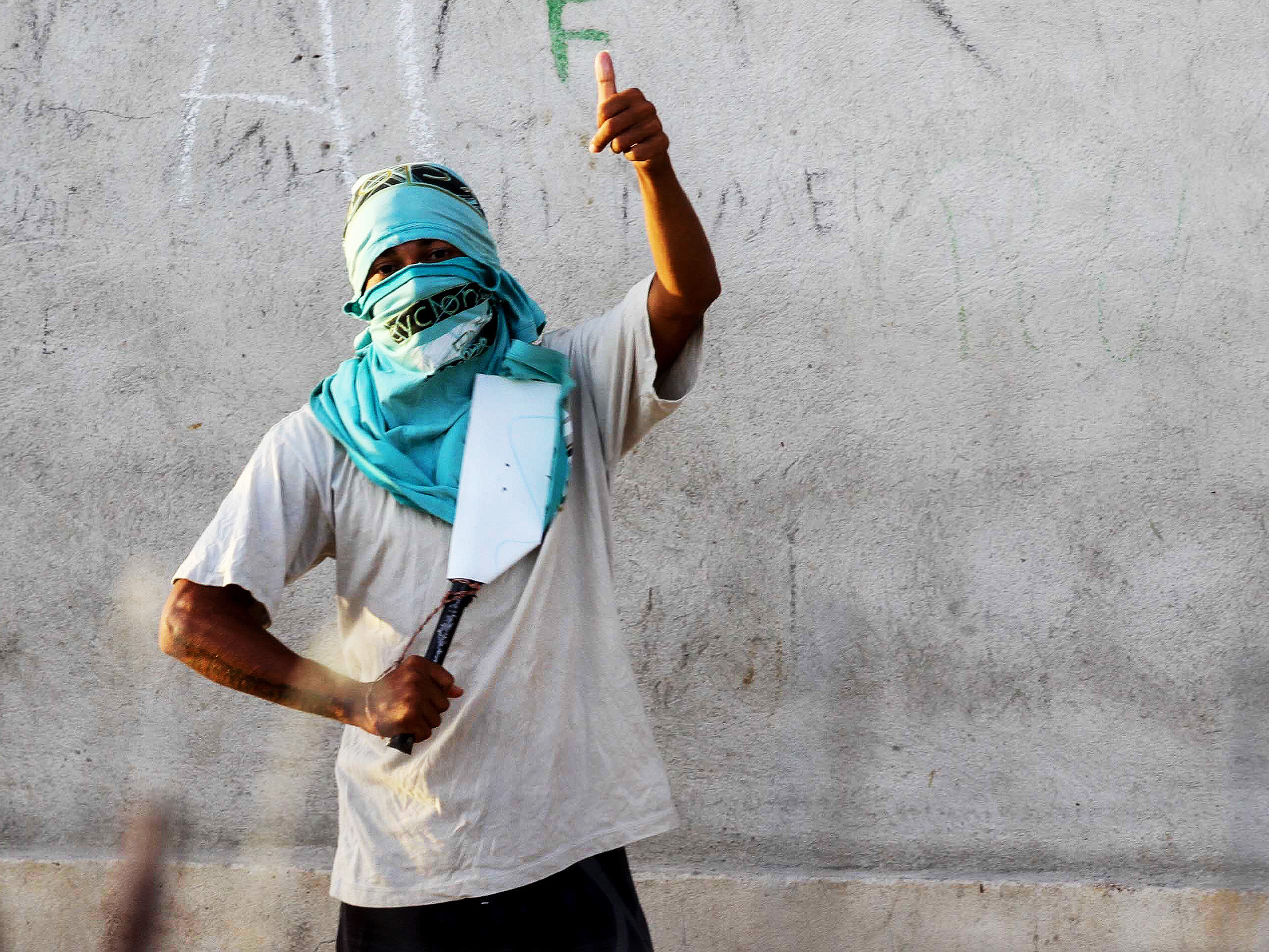 Detento exibe uma arma branca durante rebelião no Complexo Prisional do Curado, em Recife (PE) - 21/01/2015