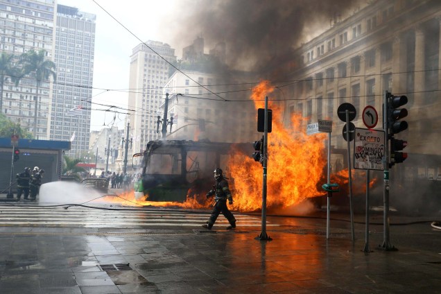 Ônibus incendiado em frente ao Teatro Municipal, no centro de São Paulo