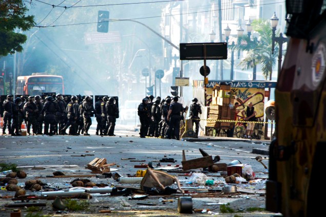O Batalhão de Choque da PM e um grupo de sem-teto, que ocupava um edifício na Avenida São João, no Centro de São Paulo, entraram em confronto durante reintegração de posse - 16/09/2014