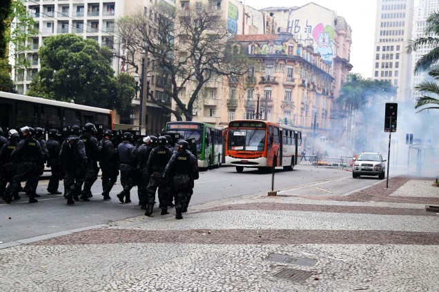 O Batalhão de Choque da PM e um grupo de sem-teto, que ocupava um edifício na Avenida São João no Centro de São Paulo, entraram em confronto durante reintegração de posse - 16/09/2014