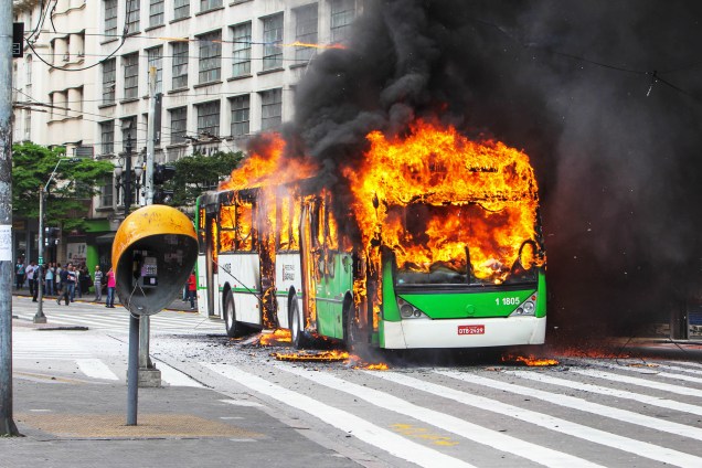 Ônibus queimado no centro de São Paulo durante confronto entre invasores e policiais após reintegração de posse - 16/09/2014