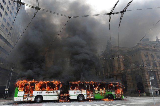 Ônibus incendiado no Viaduto do Chá, no centro de São Paulo, durante reintegração de posse em prédio localizado na Avenida São João - 16/09/2014