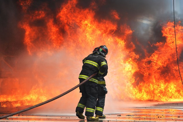 Bombeiros tentam apagar o fogo de um ônibus incendiado durante reintegração de posse no Centro de São Paulo - 16/09/2014