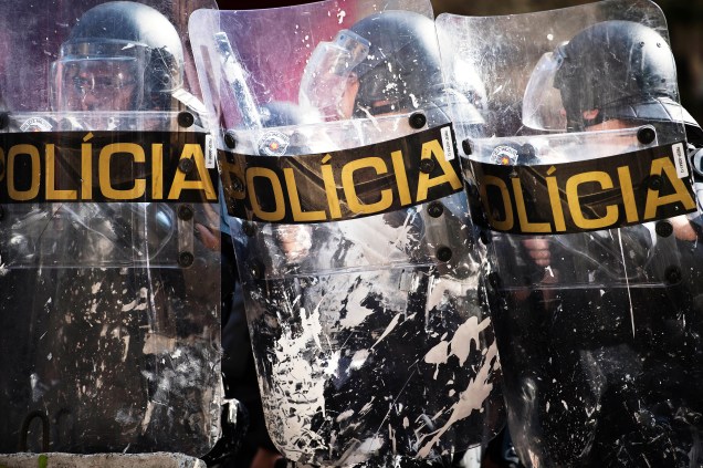 O Batalhão de Choque da PM e um grupo de sem-teto, que ocupavam um edifício na Avenida São João no Centro de São Paulo, entraram em confronto durante reintegração posse - 16/09/2014