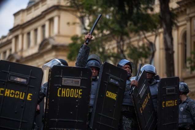 Polícia confronta manifestantes após reintegração de posse de um prédio habitado ilegalmente por integrantes do movimento social Luta Frente da Habitação (FLM), no centro da cidade de São Paulo