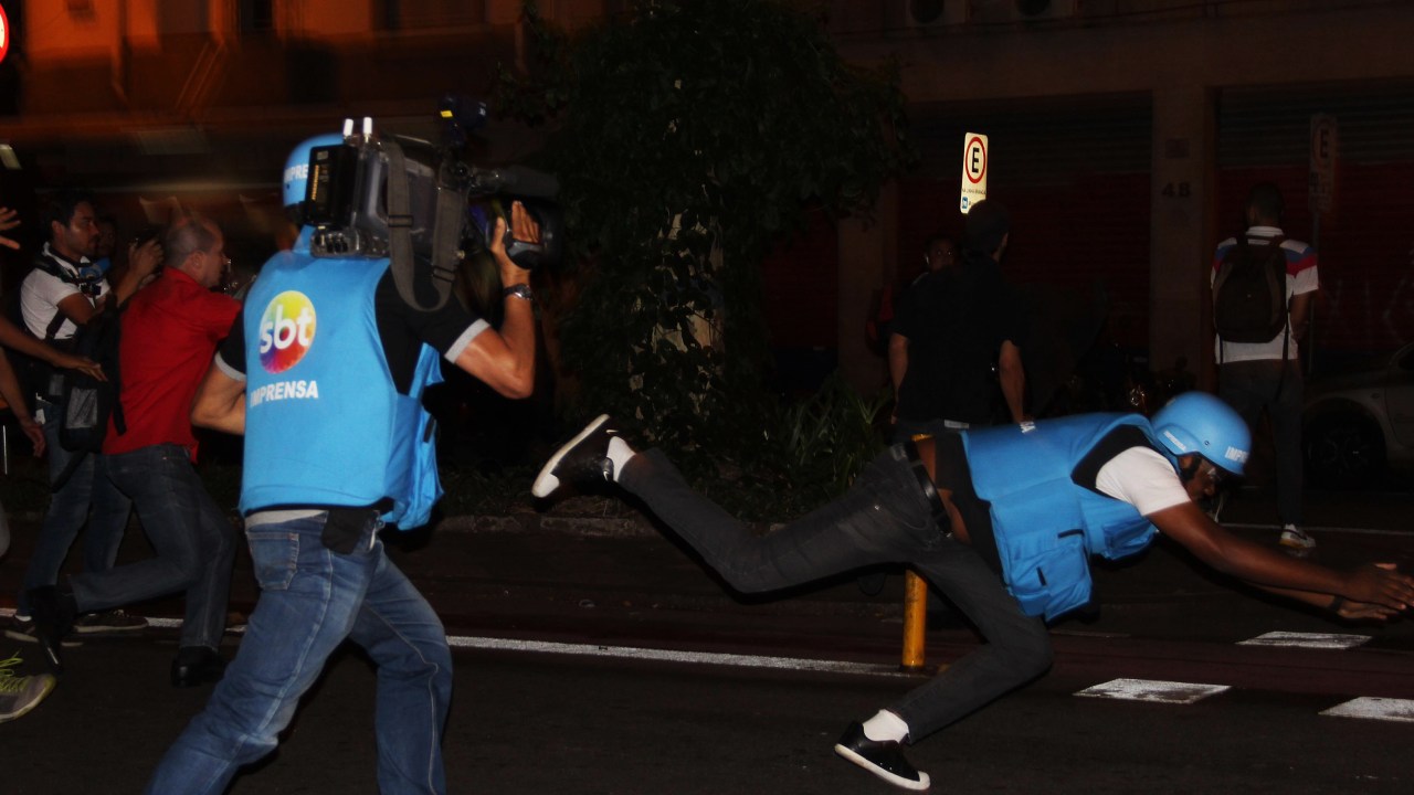 Profissionais de imprensa sofrem agressão durante manifestação de professores da rede estadual de São Paulo, em frente à Secretaria da Educação na praça da República, centro da capital paulista
