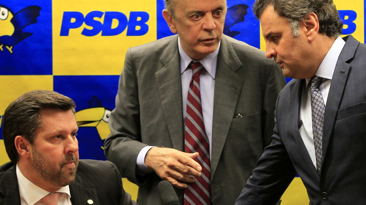 O deputado Carlos Sampaio e os senadores José Serra e Aécio Neves durante reunião da bancada do PSDB em Brasília - 14/04/2015