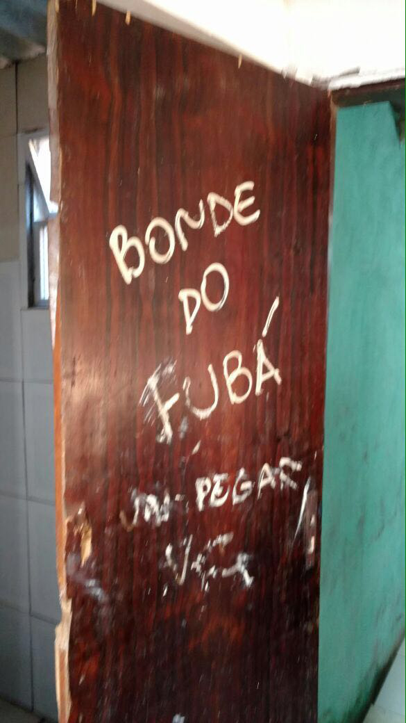 "Bonde do Fubá", se lê em porta de casa onde menina de 16 anos foi violentada por mais de 30 homens, no Rio de Janeiro