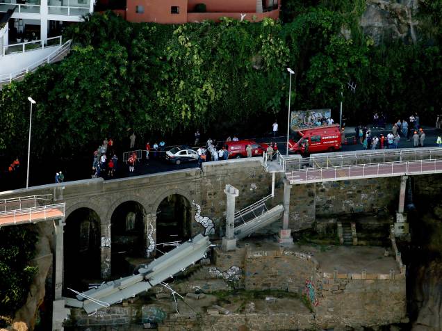 Vista aérea de parte da ciclovia Tim Maia, na Avenida Niemeyer, no Rio de Janeiro (RJ), que desabou após um trecho de 50 metros ser atingido por forte onda. Dois ciclistas morreram. A obra, recém-inaugurada, faz parte do programa de obras de infra-estutura para os Jogos Olímpicos Rio 2016 - 21/04/2016