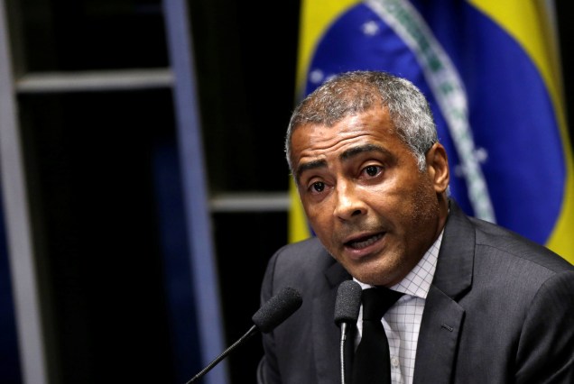 O senador Romário (PSB-RJ) discursa durante sessão para votar o pedido de impeachment da presidente Dilma Rousseff, em Brasília (DF) - 11/05/2016