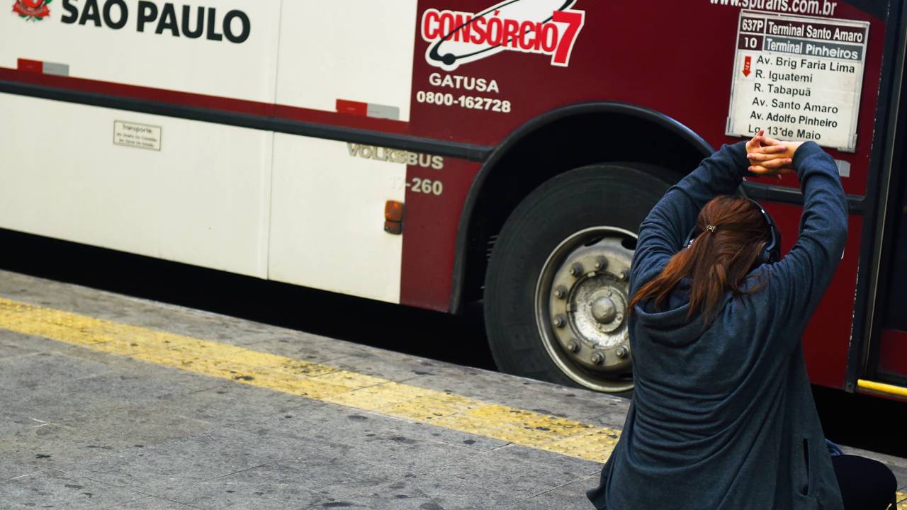 Paralisação de motoristas e cobradores de ônibus no terminal Pinheiros, na zona oeste de São Paulo (SP). Os motoristas e cobradores dos 29 terminais de ônibus paulistanos paralisaram suas atividades das 14h às 16h desta quinta-feira (19), reivindicando reajuste salarial - 19/05/2016