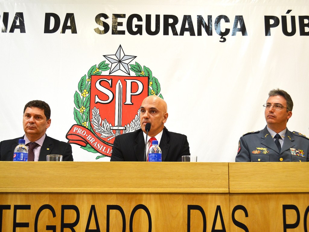O secretário da Segurança Pública, Alexandre de Moraes (c), anunciou nesta segunda-feira o coronel Ricardo Gambaroni (à dir.) como comandante geral da Polícia Militar e Youssef Abou Chaim como delegado geral da Polícia Civil - 05/01/2015