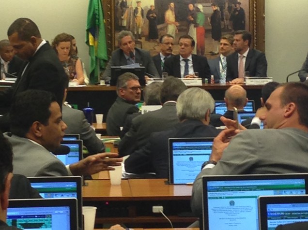 Parlamentares se distraem com seus celulares durante sessão da Comissão do Impeachment na Câmara, em Brasília (DF) - 08/04/2016