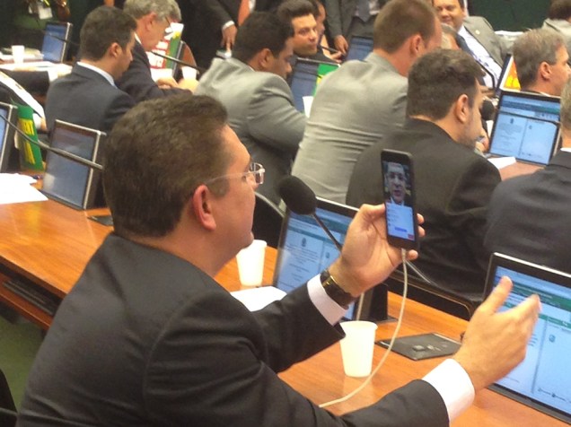 Parlamentares se distraem com seus celulares durante sessão da Comissão do Impeachment na Câmara, em Brasília (DF) - 08/04/2016<br><br>