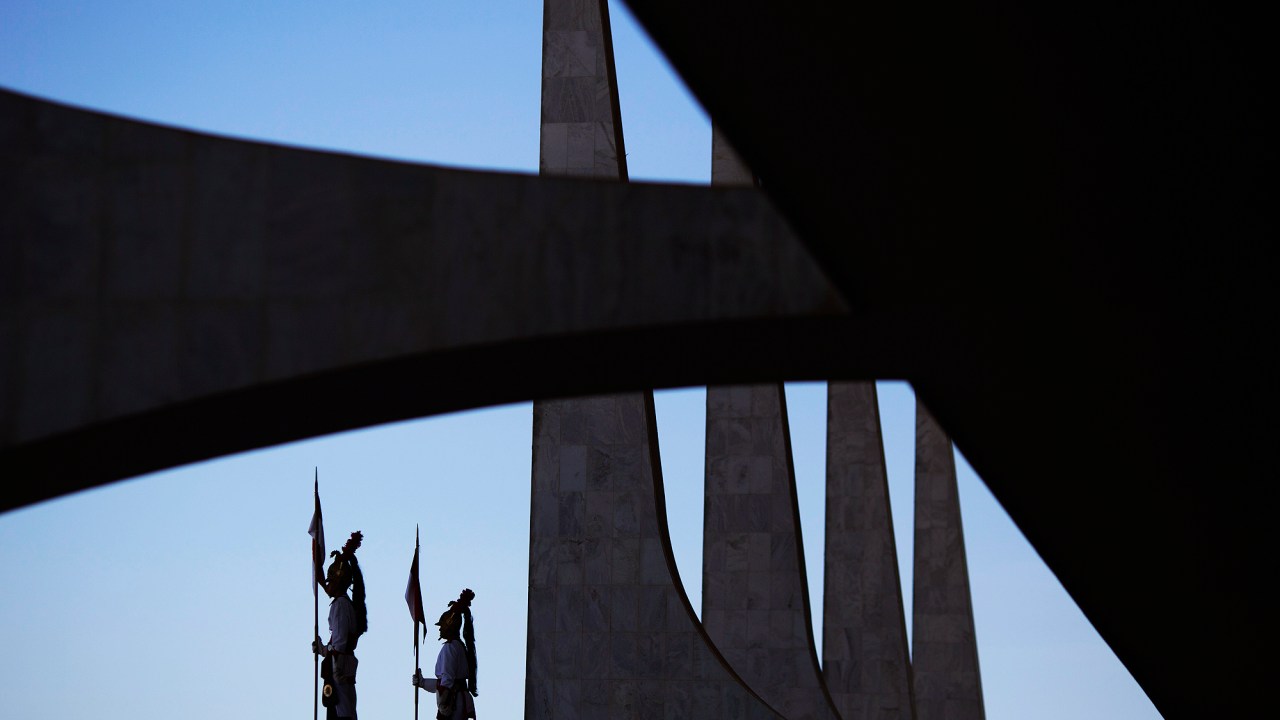 Guardas são fotografados em frente à rampa do Palácio do Planalto, em Brasília - 11/05/2016