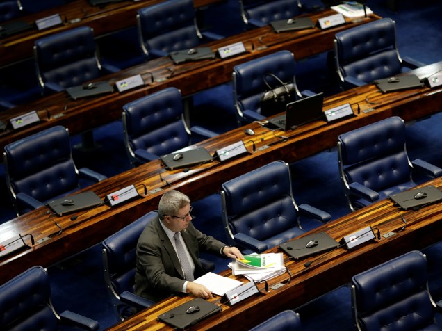 O relator do pedido de impeachment no Senado, Antonio Anastasia aguarda o início da sessão que define o afastamento da presidente Dilma Rousseff - 11/05/2016