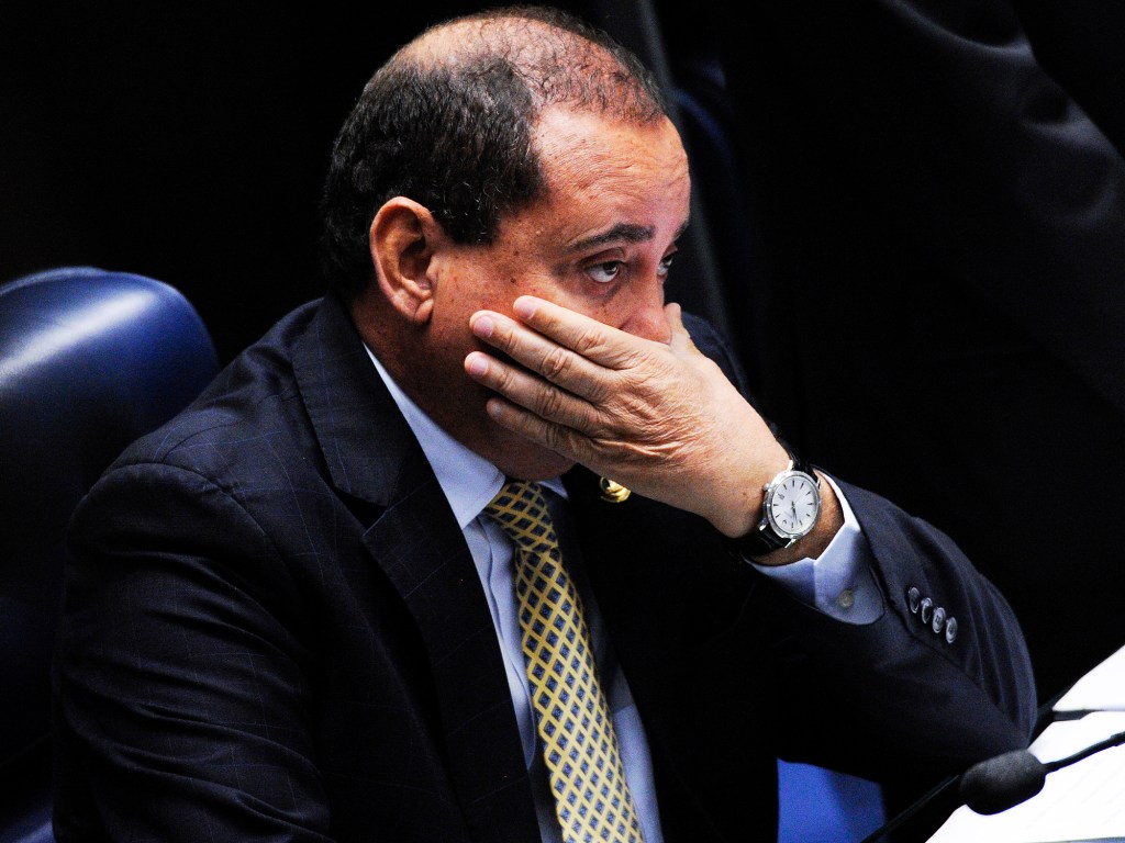 Senador Vicentinho Alves (PR-TO) foi o responsável por entregar a notificação da decisão do Senado à presidente afastada Dilma Rousseff e ao presidente em exercício Michel Temer