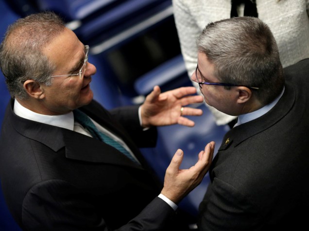 O presidente do Senado Renan Calheiros conversa com o relator do pedido de impeachment Antonio Anastasia antes da sessão que decide o afastamento da presidente Dilma Rousseff - 11/05/2016