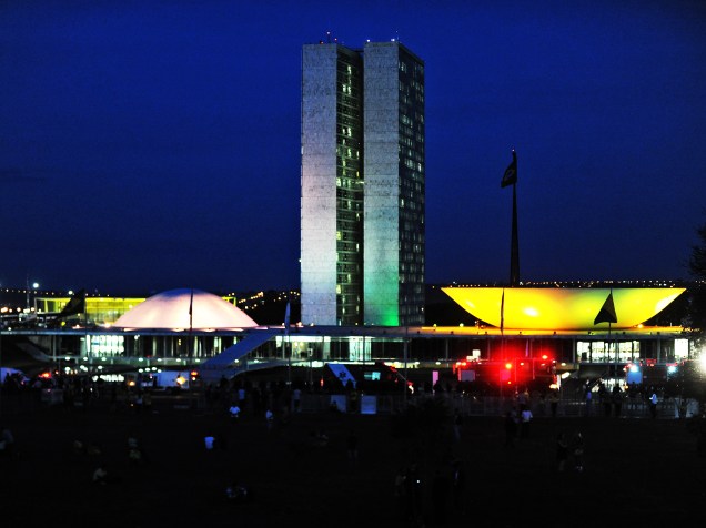 Manifestantes contra o impeachment na Esplanada dos Ministérios , em Brasília (DF), durante sessão no plenário do Senado Federal, para votação do prosseguimento do processo de impeachment da presidente da República, Dilma Rousseff - 11/05/2016