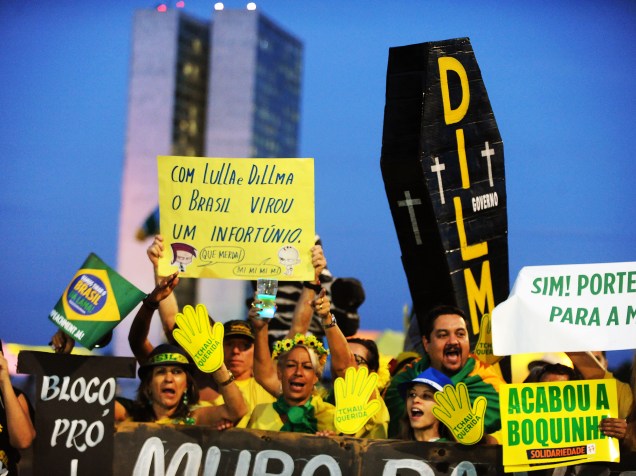 Manifestantes a favor do impeachment na Esplanada dos Ministérios , em Brasília (DF), durante sessão no plenário do Senado Federal, para votação do prosseguimento do processo de impeachment da presidente da República, Dilma Rousseff - 11/05/2016