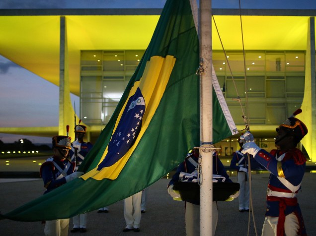 Movimentação em frente ao Palácio do Planalto, em Brasília (DF), durante sessão no plenário do Senado Federal, para votação do prosseguimento do processo de impeachment da presidente da República, Dilma Rousseff - 11/05/2016
