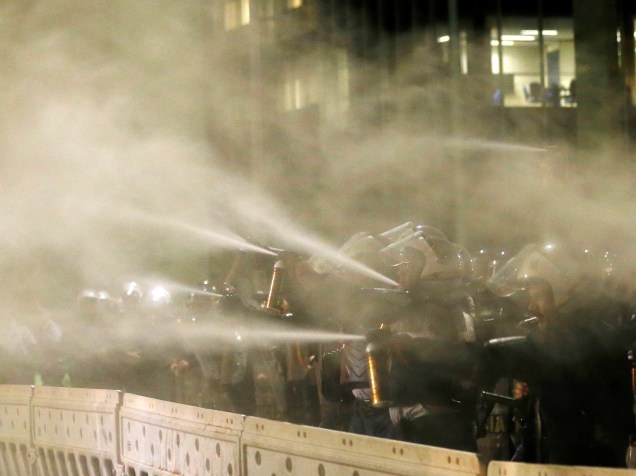 Manifestantes anti-impeachment entram em confronto com a Polícia Militar em Brasília - 11/05/2016