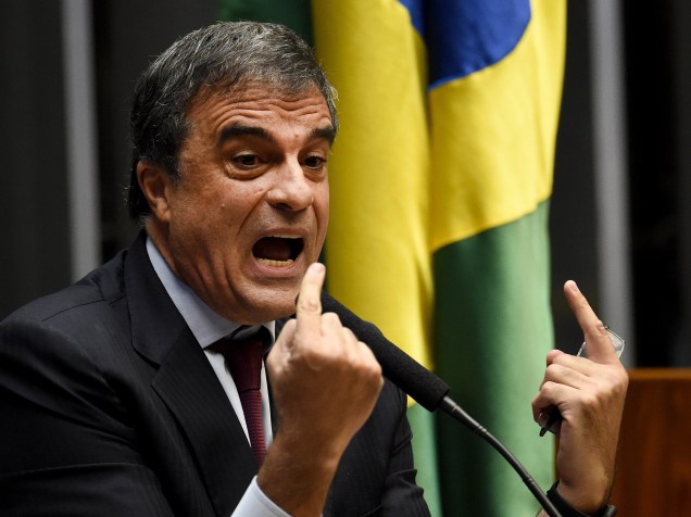 Advogado-Geral da União, José Eduardo Cardozo discursa durante sessão que analisa o pedido de impeachment da presidente Dilma Rousseff na Câmara dos Deputados em Brasília - 15/04/2016