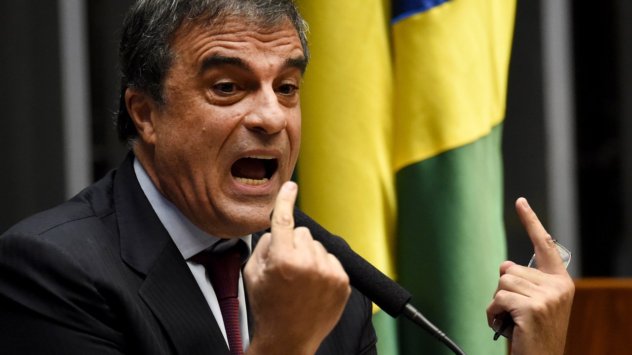 Advogado-Geral da União, José Eduardo Cardozo discursa durante sessão que analisa o pedido de impeachment da presidente Dilma Rousseff na Câmara dos Deputados em Brasília - 15/04/2016