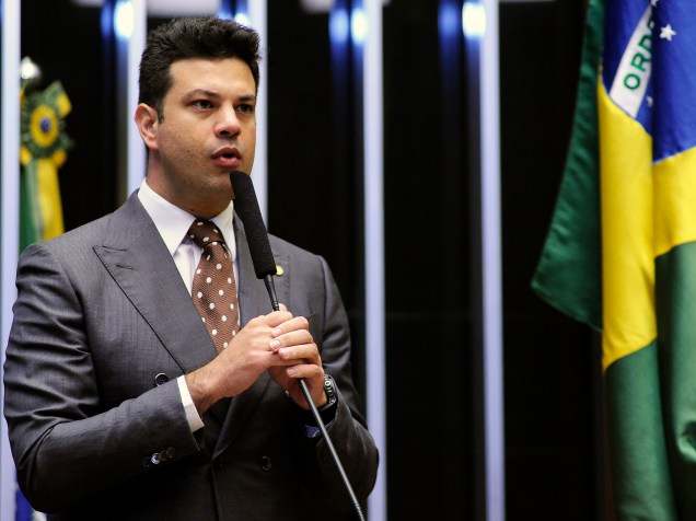 O líder do PMDB na Câmara dos Deputados, deputado Leonardo Picciani, discursa durante sessão que analisa o pedido de impeachment contra a presidente Dilma Rousseff - 15/04/2016