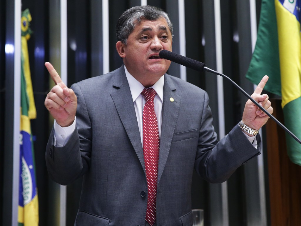 O líder do PT na Câmara, deputado José Guimarães, discursa durante sessão que analisa o pedido de impeachment da presidente Dilma Rousseff - 15/04/2016