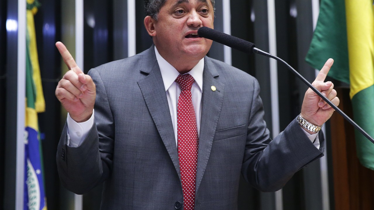 O líder do PT na Câmara, deputado José Guimarães, discursa durante sessão que analisa o pedido de impeachment da presidente Dilma Rousseff - 15/04/2016