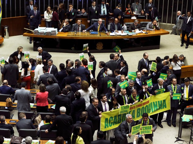 Deputados de oposição levantam faixas durante fala do Advogado Geral da União, José Eduardo Cardozo, que expõe os argumentos da defesa durante discussão da autorização da abertura do processo de impeachment da presidente Dilma Rousseff, no plenário da Câmara dos Deputados- 15/04/2016