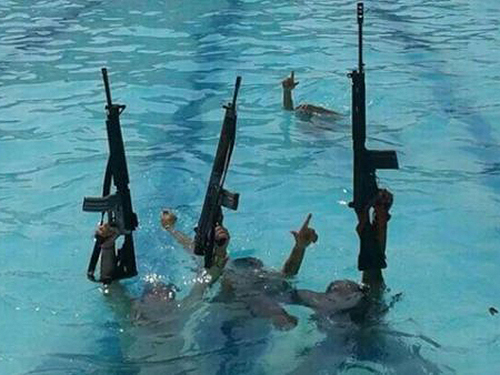 Audácia: Playboy elogia ação de traficantes que tiraram fotos com fuzis na piscina da Vila Olímpica