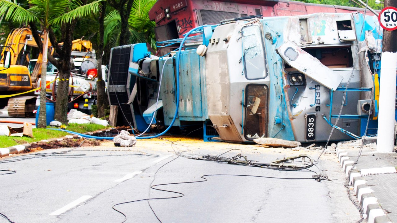Vagões invadem a rua após colisão entre dois trens na manhã desta sexta-feira (31), em Cubatão