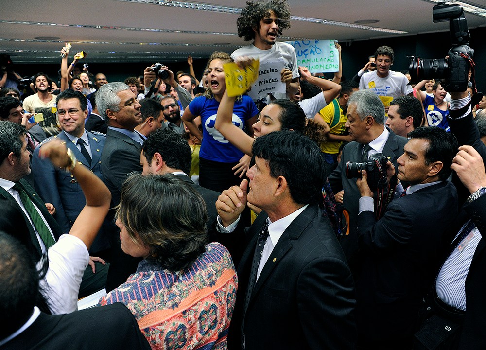 Tumulto marca leitura de relatório sobre maioridade penal na Câmara dos Deputados em Brasília - 10/06/2015