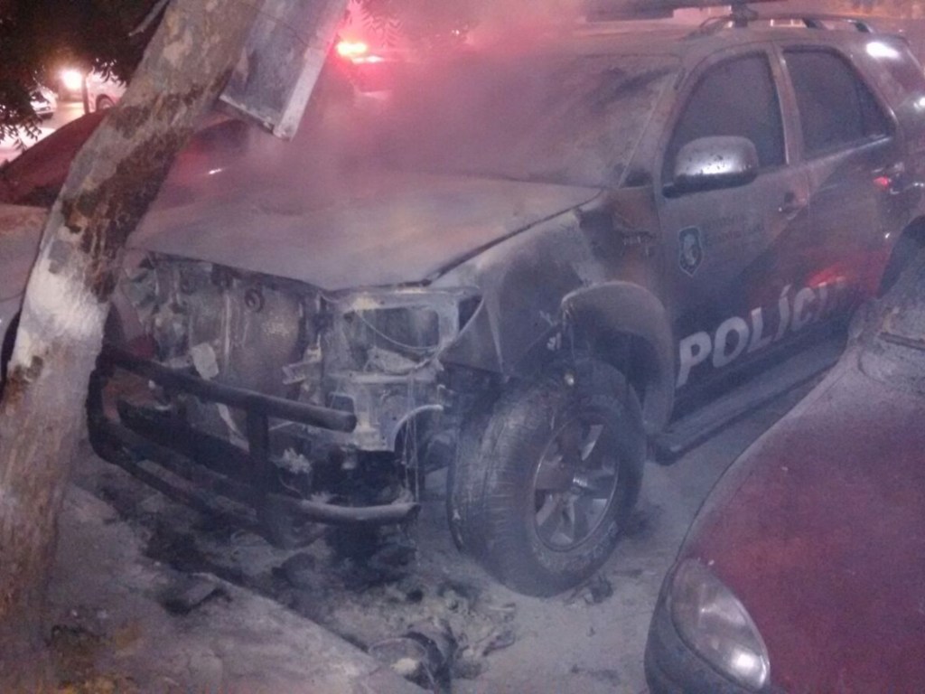Viatura incendiada no 8° Distrito Policial do bairro de José Walter em Fortaleza (CE) - 15/11/2015